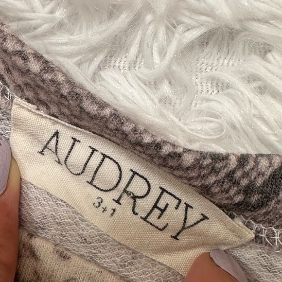 Audrey 3 + 1 Cropped Blouse with tie front Size Medium - Picture 7 of 9